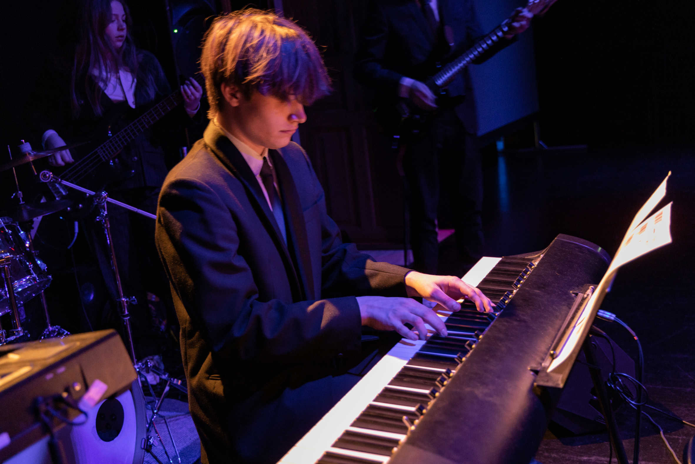 Billede af musikelev, der spiller klaver til årets musical