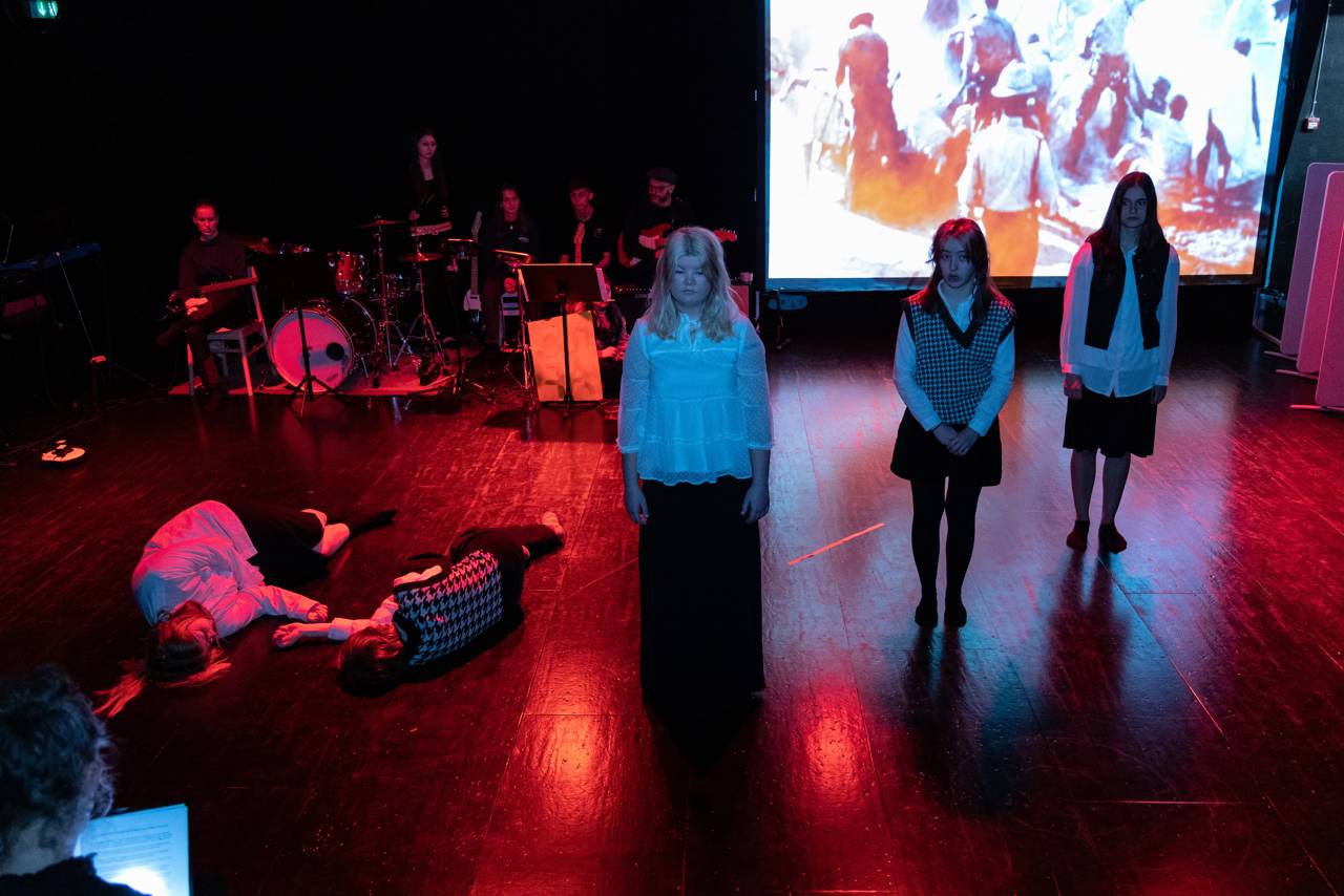 Billede af elever under fremførelsen af UCVs årlige musical