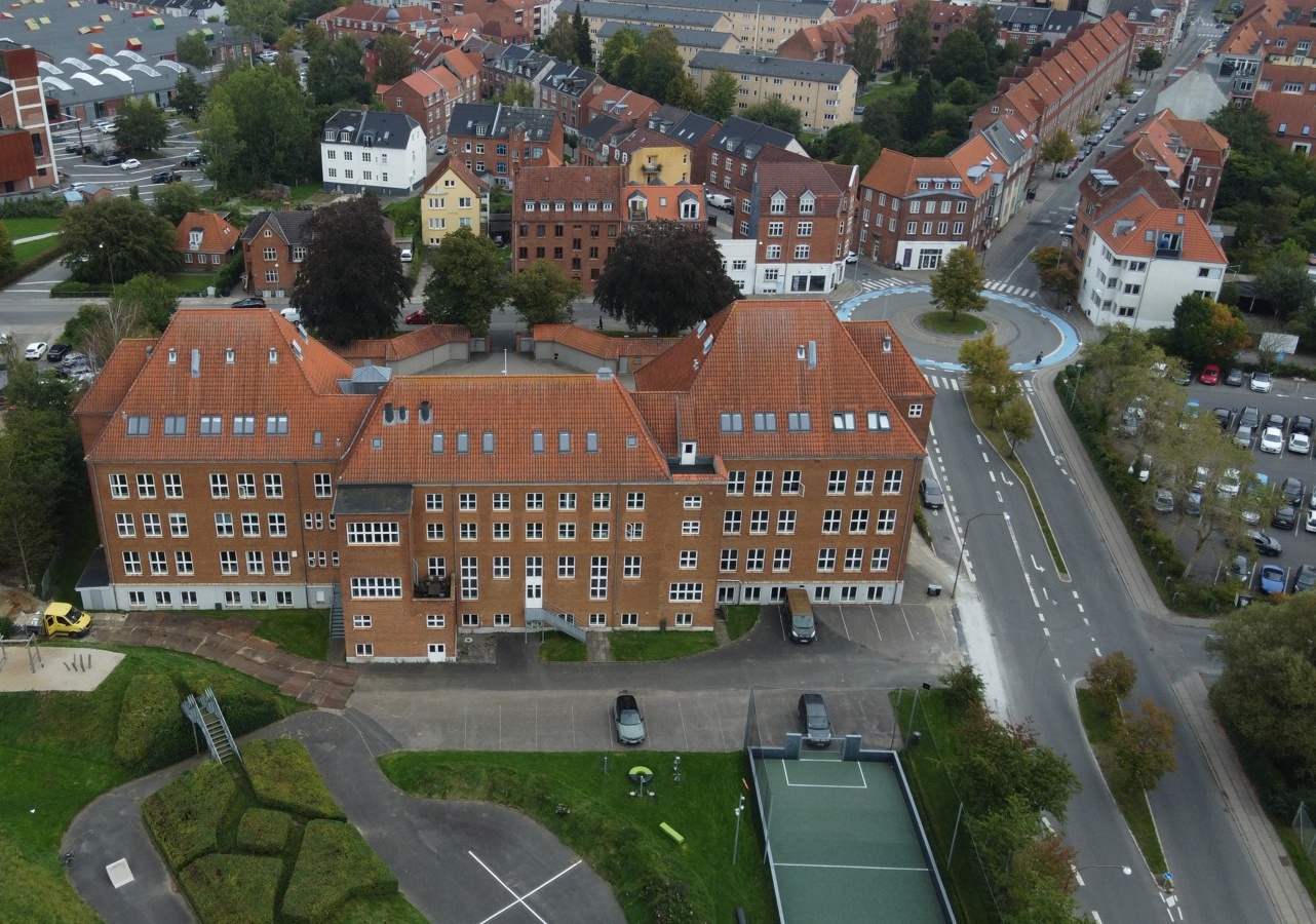 Dronefoto af hele skolen