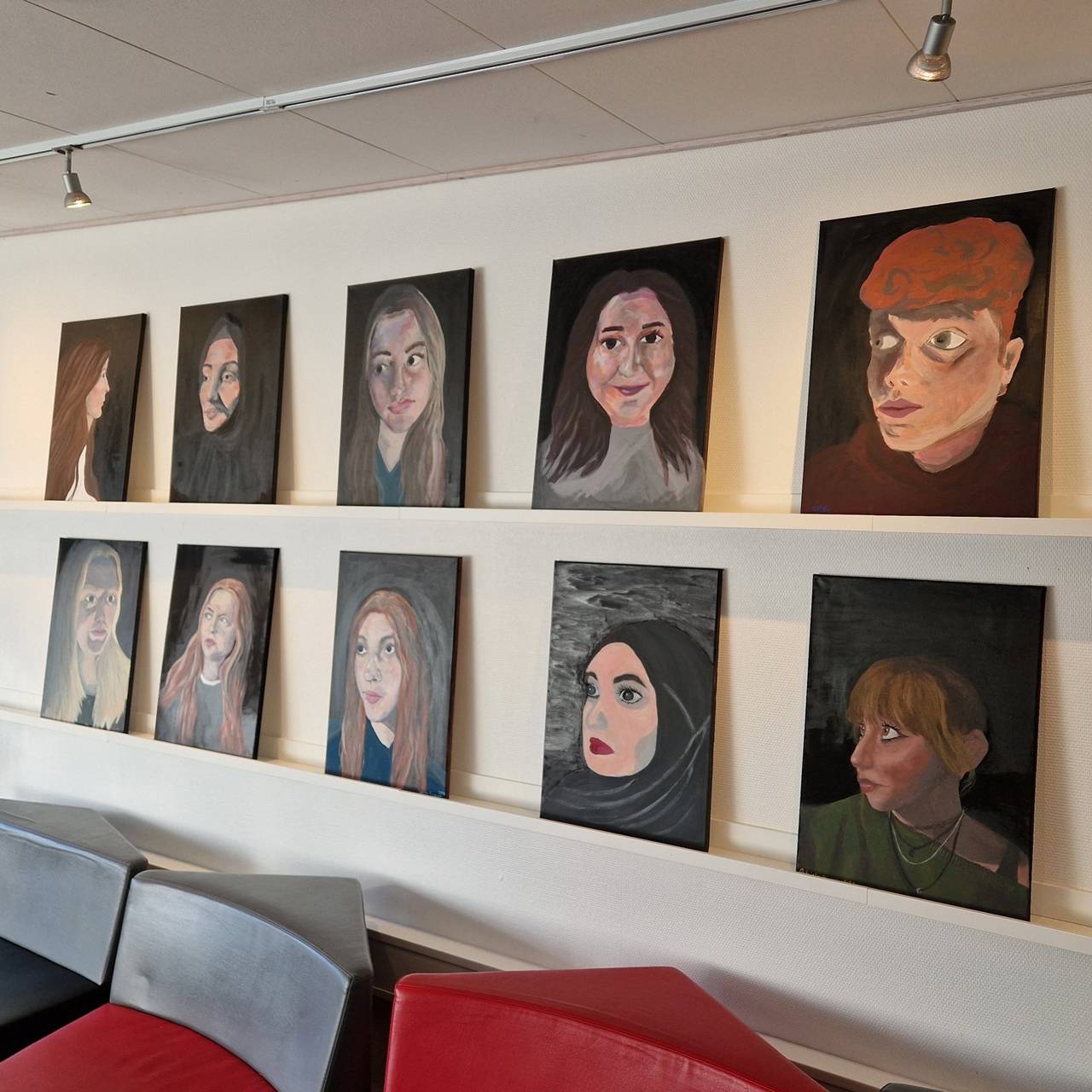 Billede af selvportrætter fra UCVs krea-hold