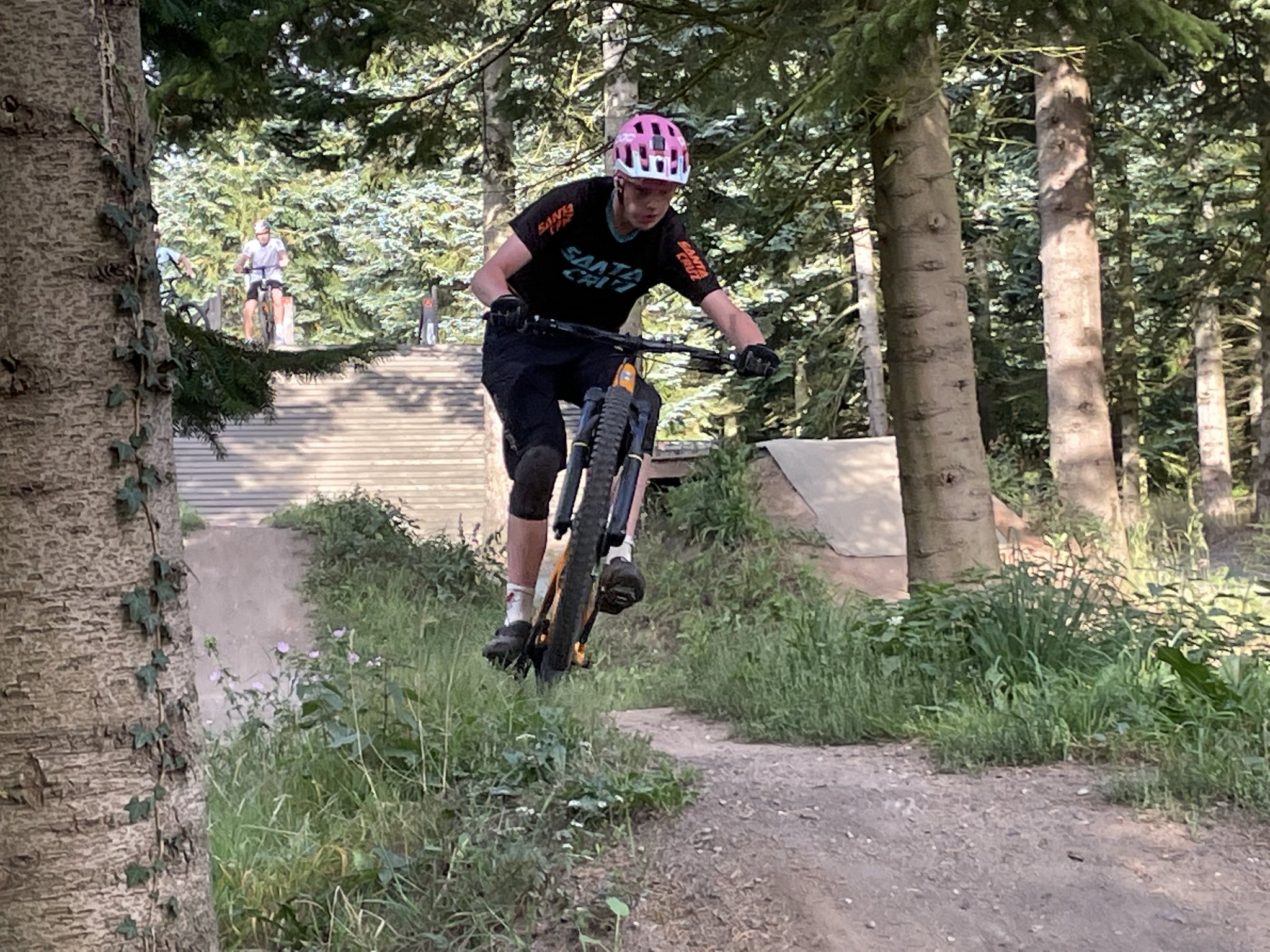 Elev fra UCV på mountainbike i Nørreskoven