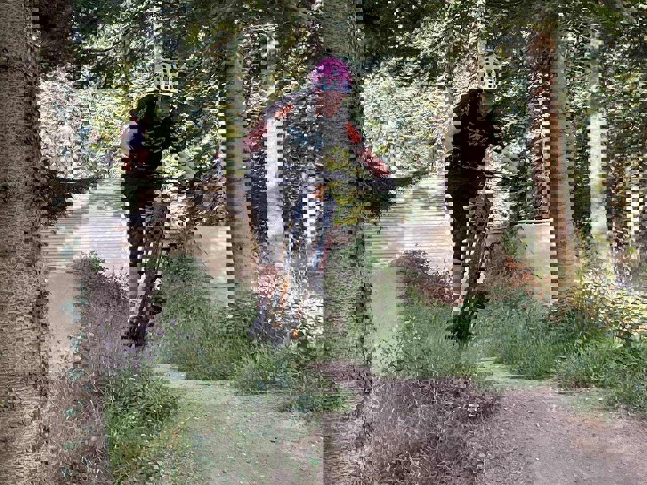 Elev fra UCV på mountainbike i Nørreskoven