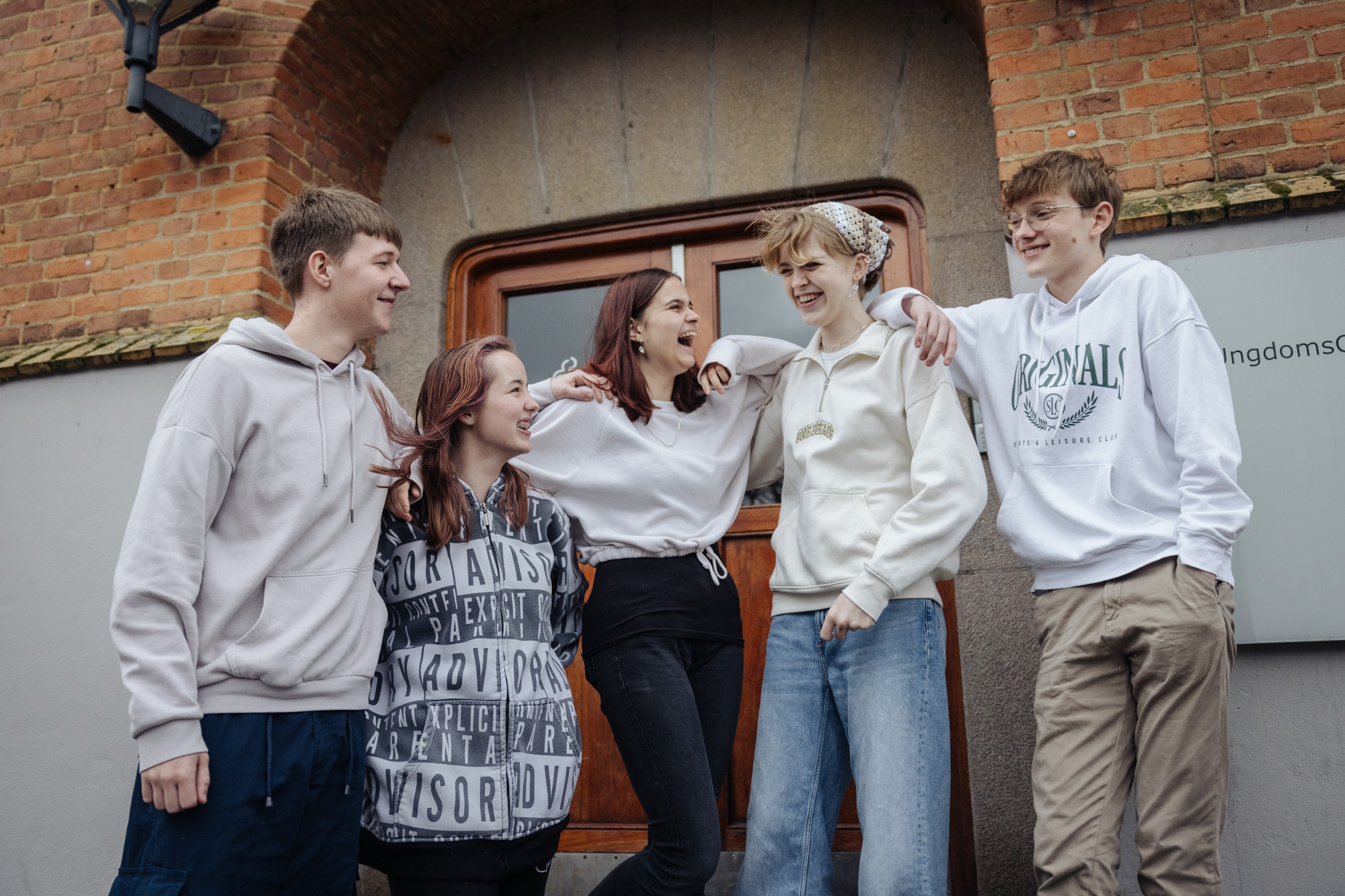 "Billede af elever foran UCV"