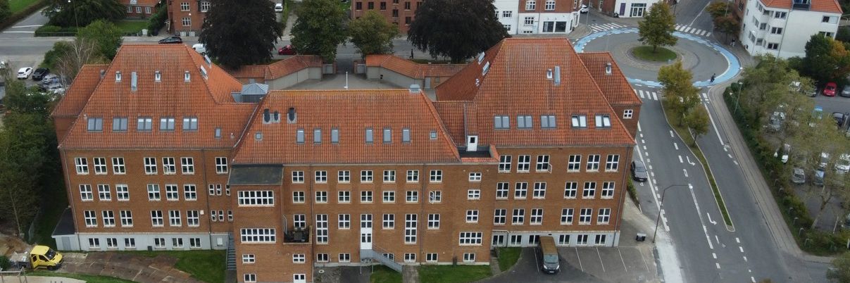 Dronefoto af hele skolen